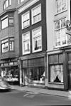 Pand met lijstgevel. Moderne onderpui