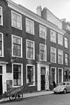 Pand met brede gevel met rechte kroonlijst