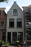 Pand met gepleisterde topgevel