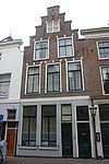 Pand met trapgevel, onderpui gepleisterd