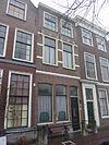 Pand met lijstgevel met speklagen. Onderbouw modern