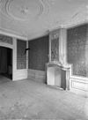 Interieur met schoorsteen grauwtje door G. v.Nijmegen - Leiden - 20136221 - RCE -  Grisaille: interieur met schoorsteen grauwtje door G. v.Nijmegen 
