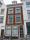Pand met gevel met rechte kroonlijst