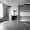 Interieur eerste verdieping, voorkamer met schouw - Leiden - 20327352 - RCE -  Prentenkabinet: Interieur eerste verdieping, voorkamer met schouw 