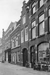 Pand met trapgevel, overbouwde poort met korfboog