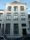 Pand met gepleisterde gevel met rechte kroonlijst