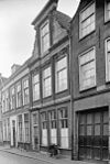 Pand met halsgevel met pilastergeledingen van Ionische orde. Zandstenen vleugelstukken, boven vensters engelkoppen en festoenen. Kroonlijst gewijzigd, onderpui hersteld 1952