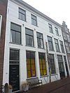 Pand met gepleisterde lijstgevel waarachter twee panden, nu van een laat 19e-eeuws aanzien