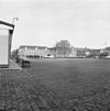 Overzicht terrein naar gebouwen A.B. - Leiden - 20135164 - RCE -  Doelenkazerne: overzicht terrein naar gebouwen A.B. 