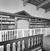 Interieur, eerste verdieping, overzicht wand met boekenkast - Leiden - 20337186 - RCE -  Bibliotheek Thysiana: Interieur, eerste verdieping, overzicht wand met boekenkast 