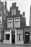 Pand met trapgevel, laag huis