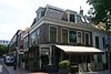 Pand met lijstgevel. Moderne bedaking, ingang in ronde hoek