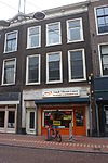 Pand met gevel met console kroonlijst, moderne winkelpui