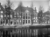 Pand met bakstenen gevel. Gevel met Ionische pilasterstelling, doorgaande over beide verdiepingen. Vensters gewijzigd