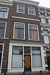 Pand met hoge gevel met rechte kroonlijst. Onderpui verbouwd