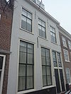 Pand met gepleisterde lijstgevel