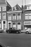 Pand met lijstgevel, stoeppalen