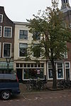 Pand met gepleisterde lijstgevel