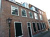 Gevelfragment, zijgevel van pand Rapenburg 110, begane grond ramen met blinden