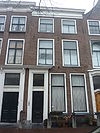 Pand met lijstgevel, deuromlijsting. Hardstenen stoep met palen