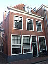 Pand met gevel met rechte kroonlijst
