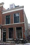 Pand met gevel met rechte kroonlijst