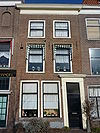 Pand met gevel met rechte kroonlijst