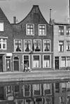 Pand met brede tuitgevel. In 19e eeuw onderpui gewijzigd