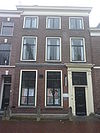 Pand met gevel met rechte kroonlijst, stoep met palen