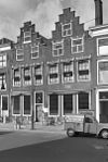 Gebouw met twee trapgevels, boven ramen strekken met maskersluitsteen, boven halve luiken. In rechtergevel gedenksteen voor Prof. Lorentz. Goede deur met bovenlicht, eind 18e eeuw. Stoeppalen