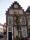 Pand met trapgevel. Vensters gewijzigd