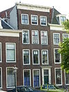 Pand met bakstenen gevel met klassiek versierde kroonlijst in gewijzigde Lod. XVI stijl. Onderpui van latere datum