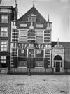 Voorgevel met straatlantaarn - Leiden - 20136984 - RCE -  School: Voorgevel met straatlantaarn 