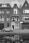 Pand met smalle tuitgevel, deuromlijsting. Getande bovenrand, 2e helft 18e eeuw