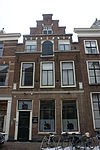 Pand met trapgevel, top vernieuwd, twee cartouche gevelstenen