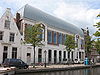 Voormalige stadsapotheek en verbandhuis van het voormalige Cath. Gasthuis. Gepleisterde bakstenen puntgevel.