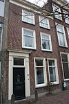 Pand met gevel met rechte kroonlijst