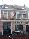 Pand met gevel met rechte kroonlijst en zadeldak