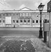 Voorzijde met fronton, vroegere hoofdingang - Leiden - 20348976 - RCE -  Kamerlingh Onnes laboratorium: Voorzijde met fronton, vroegere hoofdingang (opmerking: Kanjerproject) 