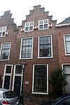 Wevershuisje. Trapgevel met twee zoldervensters met houten kruiskozijnen en luiken