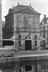 Aalmarkt 21, gevel - Leiden - 20134784 - RCE -  Waag: Aalmarkt 21, gevel 