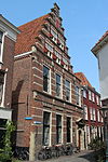 Latijnse school Lokhorststraat 16 Leiden -  Latijnse school Lokhorststraat 16 Leiden. De Latijnse school is een rijksmonument in de binnenstad van Leiden. Onder andere Rembrandt van Rijn heeft hier les gekregen. Het gebouw aan de Lokhorststraat in de Pieterswijk dateert uit 1599 en is ontworpen door stadsmetselaar Jacob Dircxz. den Dubbelden en stadssteenhouwer Claes Cornelisz. van Es in moderne renaissancestijl. 