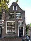 Hoekpand met bakstenen tuitgevel