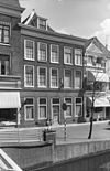 Pand met bakstenen gevel met rechte kroonlijst. Oorspronkelijk twee gevels, onderpui in 1938 vernieuwd. Terracotta Heilige beeld en d.g.l. moderne toevoegingen