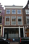 Pand met lijstgevel, moderne onderpui
