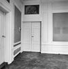 Interieur rechter tuinkamer met paneeldeur - Leiden - 20327342 - RCE -  Prentenkabinet: Interieur rechter tuinkamer met paneeldeur 