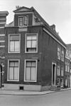 Pand met gevel aan de Pieterskerkgracht, halsgevel met zandstenen vleugelstukken