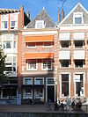 Pand met gevel met rechte kroonlijst, van speklagen voorzien