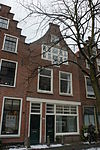 Pand met tuitgevel. Oude raamkozijnen op bovenverdieping