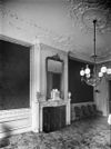 Interieur met schouw, schoorsteenmantel en stucplafond - Leiden - 20135665 - RCE -  Hotel Lion d'Or: Interieur met schouw, schoorsteenmantel en stucplafond 